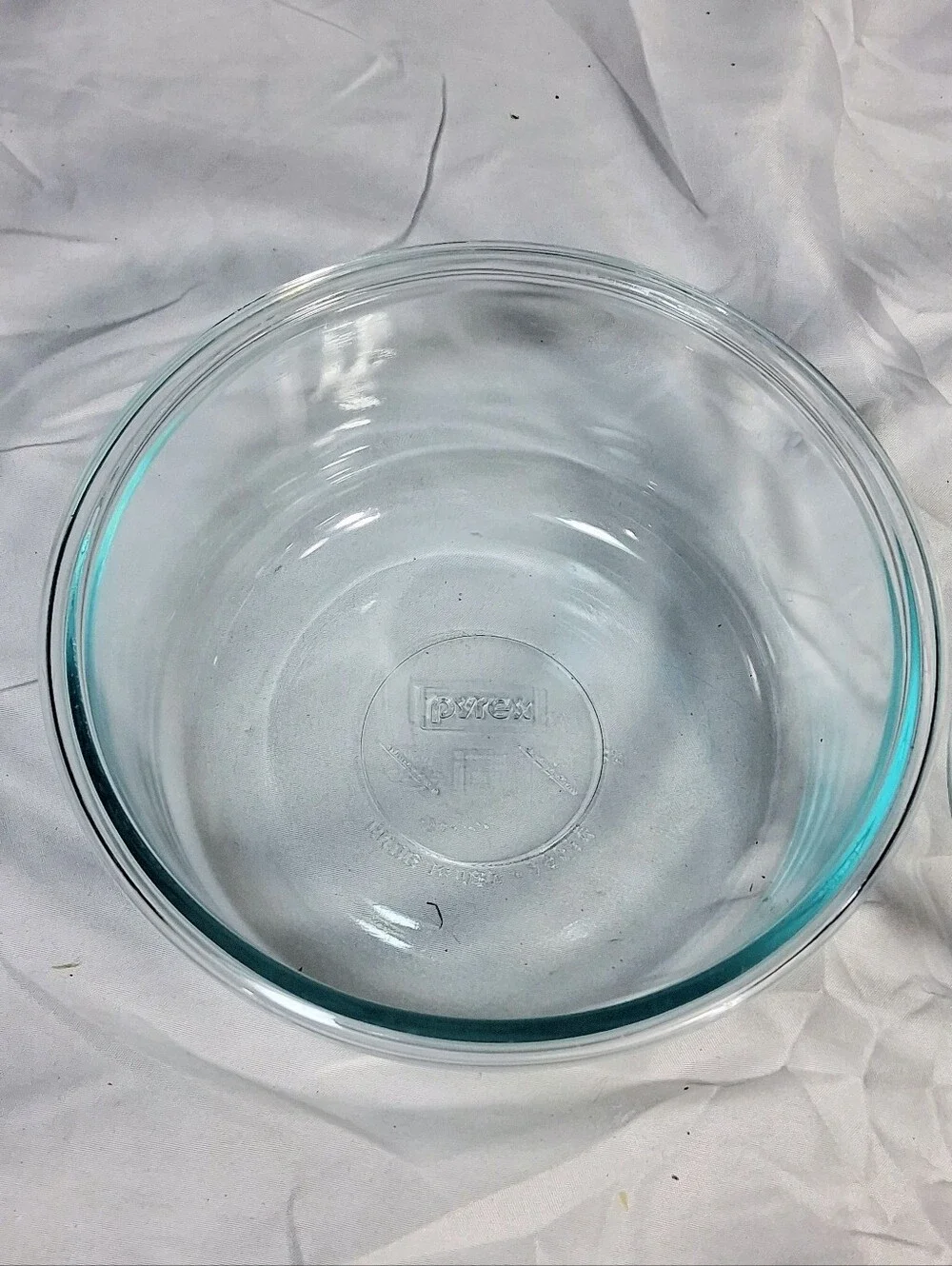 Pair Of Pyrex 4 Cup #7201R Snapware Total Solutions Bowls